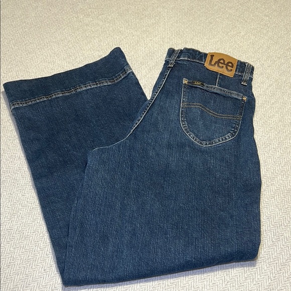 Lee Denim - Lee Blue Relaxed Wide Leg Fit Jeans Classic Style.  Size 26